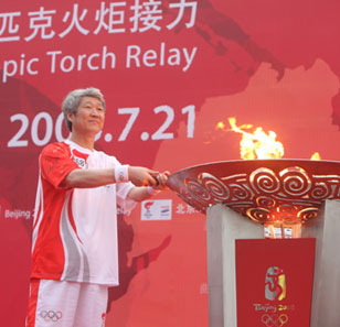 Torch descends from mountains of Linyi