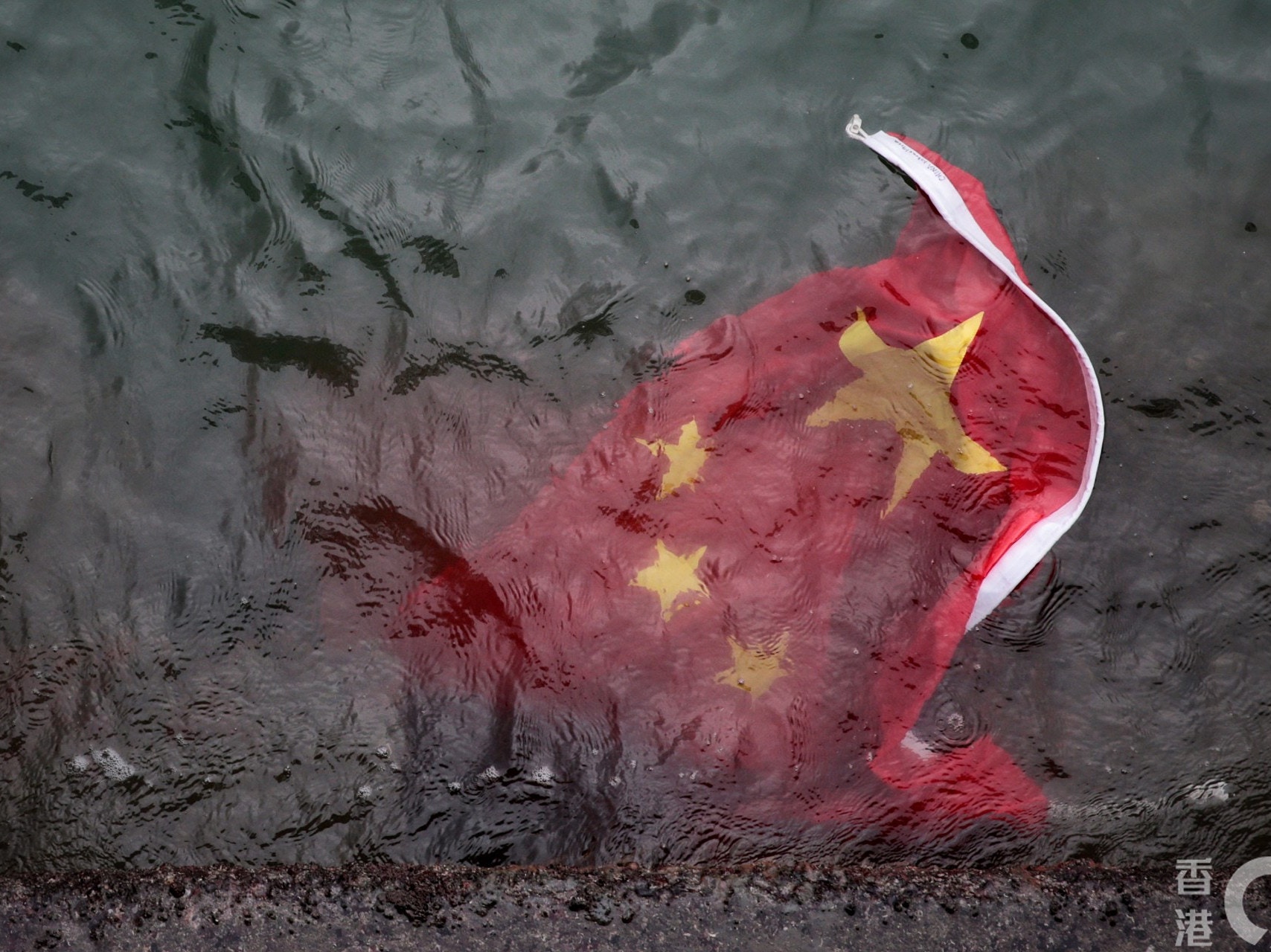 中共怒了严厉谴责香港示威者丢国旗入海 万维读者网
