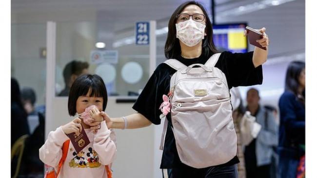 _110679094_23941490-7934869-a_woman_and_a_child_wearing_face_masks_arrive_in_manila_philippi-a-83_1580144974476-1.jpg