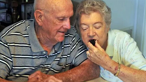 8旬夫妇留婚礼蛋糕60年 每纪念日吃一口