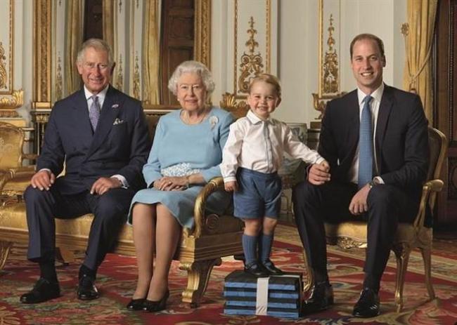 英女王偕3位继承人合照 照片大有学问