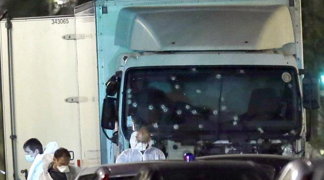 尼斯恐怖袭击  卡车车窗布满弹孔