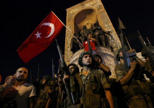 土耳其政府称已控制局面 议会遭炸弹袭击