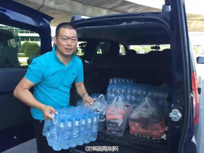 机场瘫痪中国游客没吃的  领馆送食物
