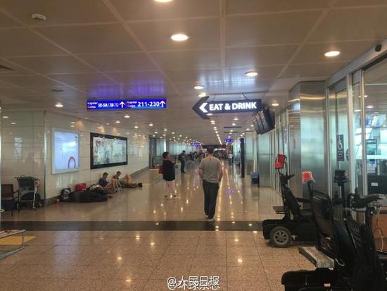 大量中国游客滞留机场   工作人员全跑了