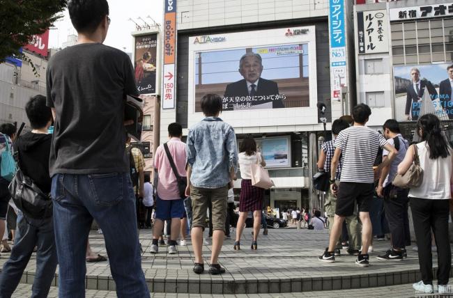 日本天皇表达退位意愿后 街头民众是这表情