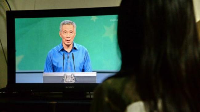 新加坡总理李显龙国庆讲话时晕了