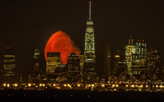 如同电影画面 纽约夜空现惊艳红月亮