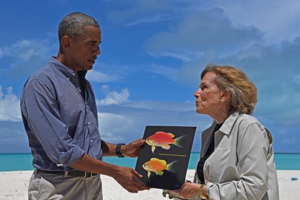 从此以后，奥巴马愉快畅游在夏威夷大海中