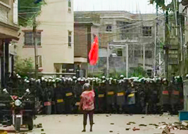 乌坎事件发酵再爆冲突 老妇举国旗挡军警