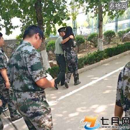 军队教官向女大学生下跪   震动中央军委