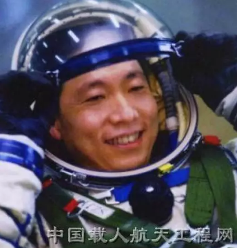 随“神舟五号”载人航天飞船首次飞向太空的中国宇航员杨利伟。图片来源：中国载人航天工程网