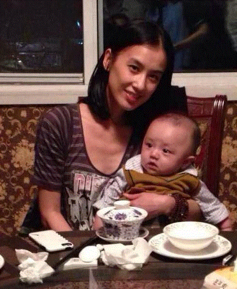 黄圣依温哥华做产检，4年前产子杨子前妻陪伴