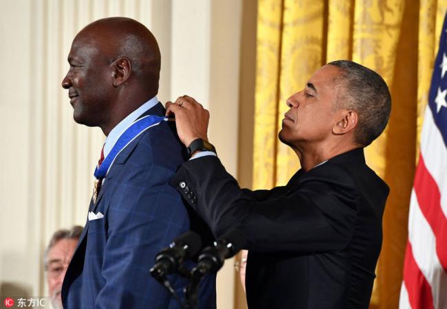 乔丹获总统勋章 奥巴马亲自为其佩戴