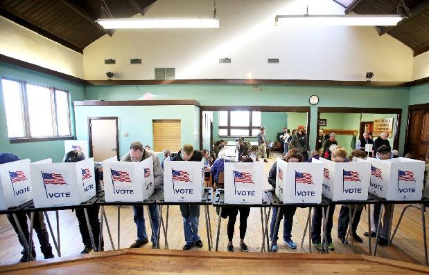11月8日美国大选投票日当天，选民在投票站进行投票。（图片来源：美联社）