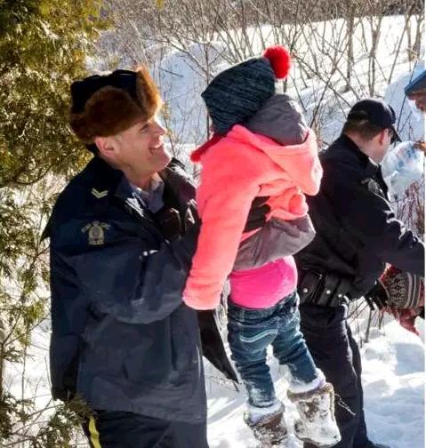 美警察炸毛   她被加拿大警察抱过边境线