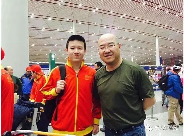 英达拒让儿子移民 打好冰球为中国队效力