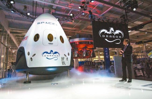 两人付费绕月球 SpaceX暂订明年底出发
