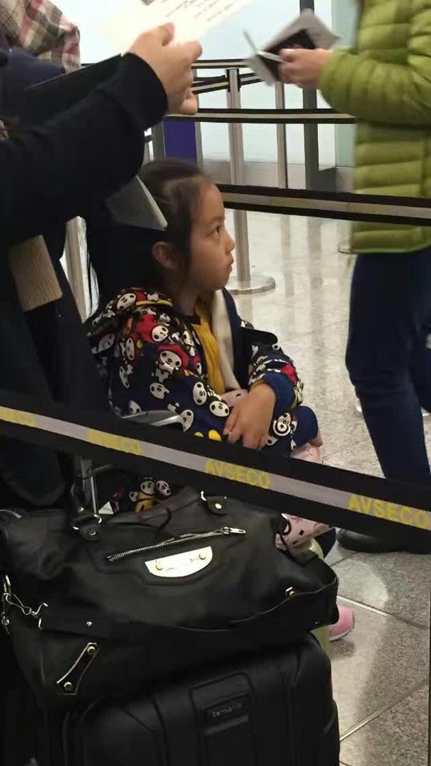 赵薇带女儿坐地铁 小四月大眼睛神似妈妈