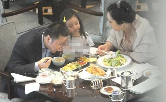 黄有龙带女儿与王健林老婆吃饺子 好亲密