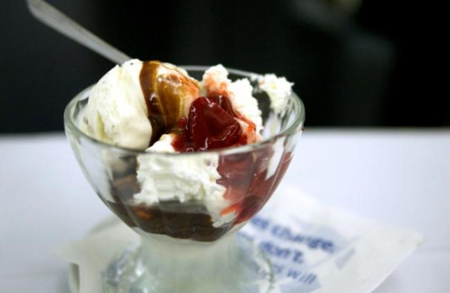 美联航乘客在冰淇淋圣代中吃到碎玻璃