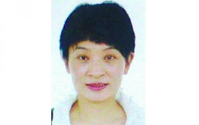 “红通”女逃犯藏国外3年丈夫将其劝回国