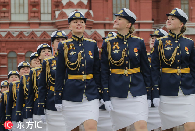 俄罗斯女兵惊艳大亮相   中国女兵没法比