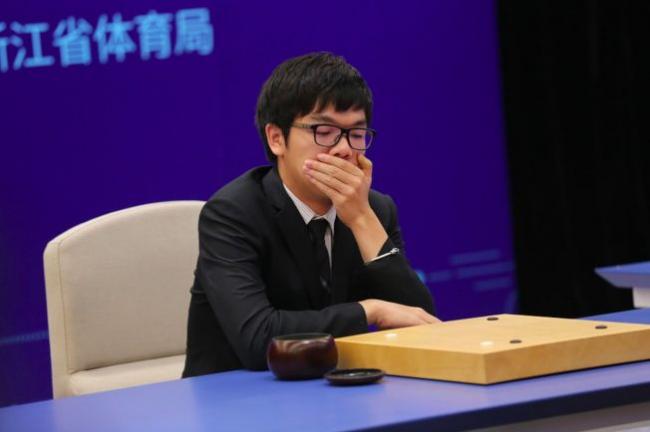 AlphaGo不按套路出招 柯洁3连败无奈认输