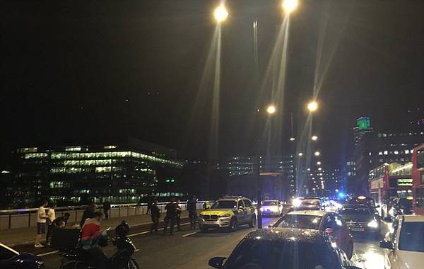 据央视新闻报道，当地时间2017年6月3日晚，北京时间今天凌晨，英国伦敦的地标建筑伦敦桥附近，一辆汽车冲撞行人。随后伦敦桥附近的博罗市场（Borough Market）附近传出四次爆炸声。
