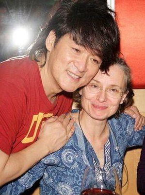 57岁周华健和57岁妻子近照 看起来像母子