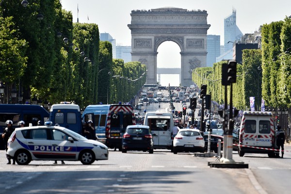 快讯：巴黎汽车冲撞警车 司机持武器