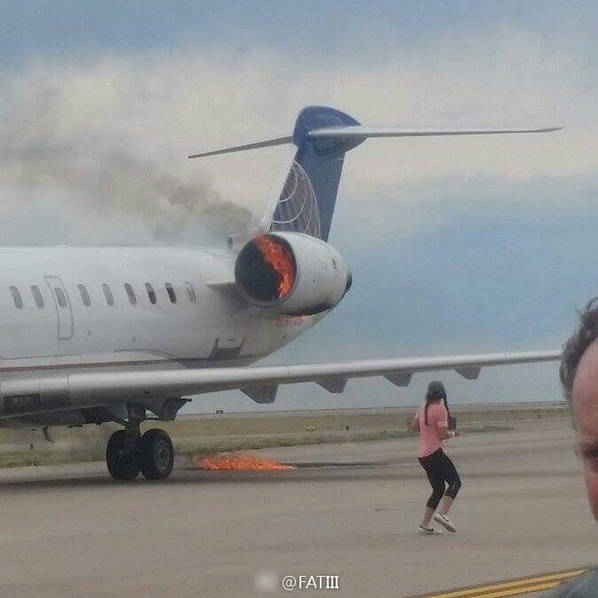 惊险！美联航客机着陆后引擎冒火燃烧