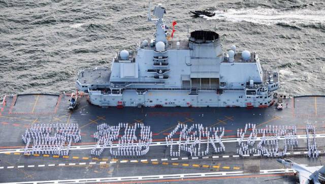 海军士兵在辽宁号甲板排成“香港你好”