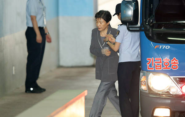 朴槿惠在 狱警搀扶下一瘸一拐走向法院