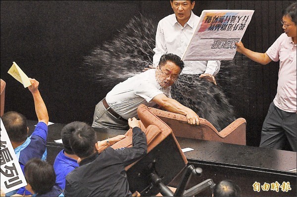 台湾国会殴斗 登上时代杂志