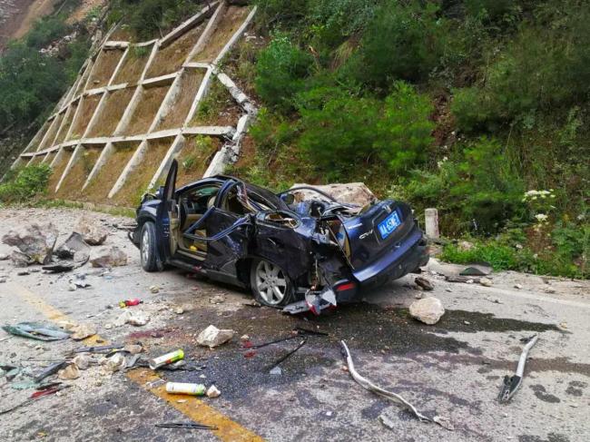 地震惨状：巨石砸车变形 公路大裂缝