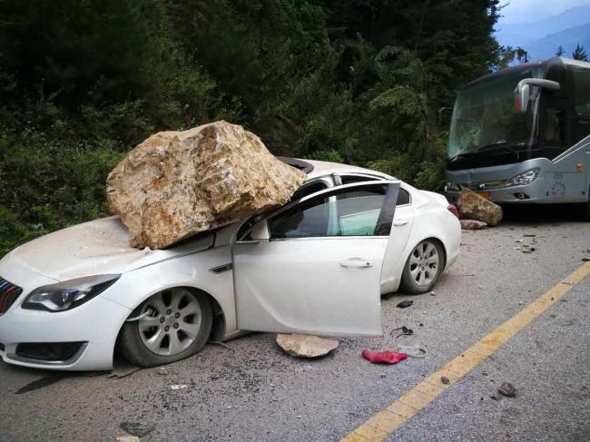 地震惨状：巨石砸车变形 公路大裂缝