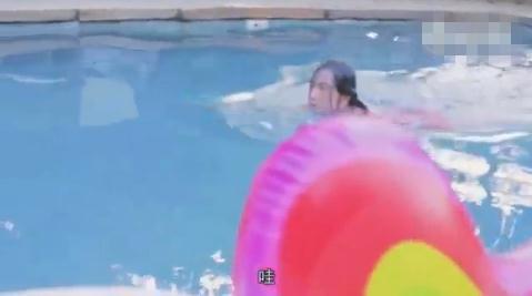 刘晓庆没PS游泳是这样 鬓角耳朵有点吓人