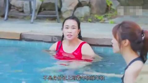 刘晓庆没PS游泳是这样 鬓角耳朵有点吓人