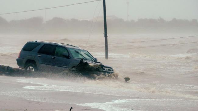 飓风横扫德州已夺2命 妇孺困在车内惨死