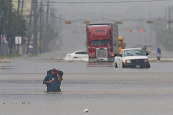 休斯顿飓风洪水史无前例！华人网上求救