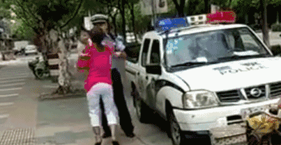 这个美国警察被抱小孩妇女掴掌以后...