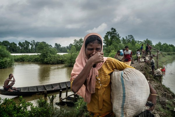 本月早些时候，一名18岁的罗辛亚难民在穿越缅甸和孟加拉国之间的界河纳夫河时伤心落泪。