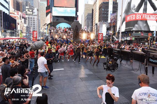 王宝强领千人美国跳广场舞 场面壮观