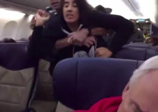 美航空女客对宠物过敏 竟然被警强拖下机