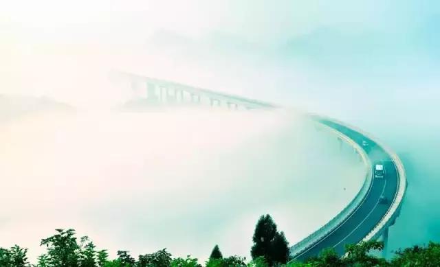 重庆又现“仙桥”，云雾缭绕叫板牛背山