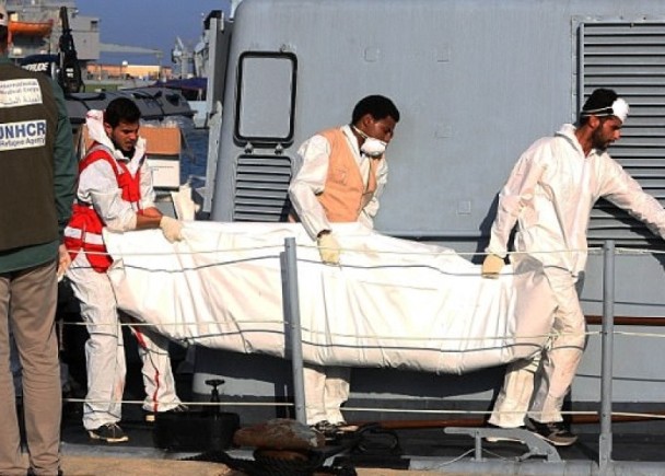 太惨！地中海难民船遭鲨鱼群攻击 夺71命