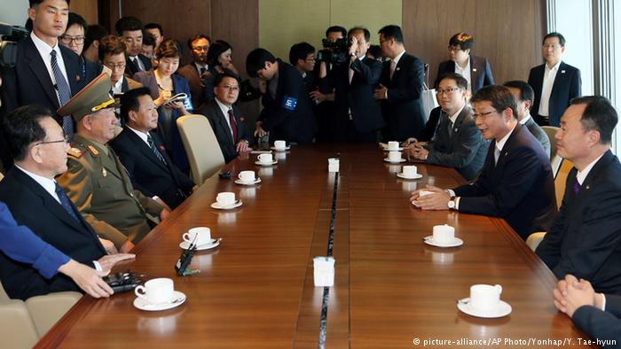 Nordkorea Treffen Hwang Pyong So, Choe Ryong Ha, Kim Yoang Gon, Ryoo Kihl-jae (picture-alliance/AP Photo/Yonhap/Y. Tae-hyun)