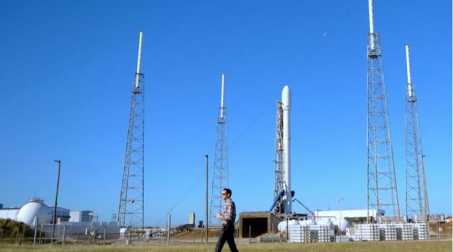 美国SpaceX火箭神秘举动！发射不明卫星