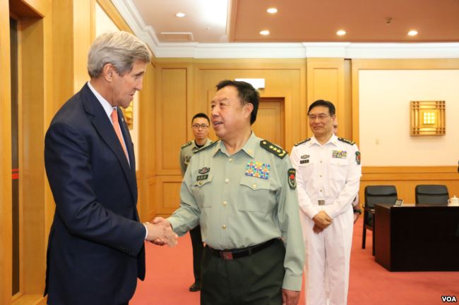 2015年5月16日美国国务卿克里在北京和中国中央军委副主席范长龙握手（美国之音莉雅拍摄）
